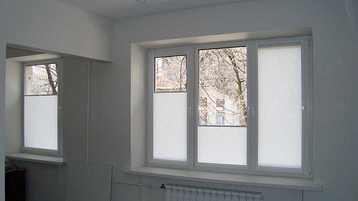 Установка рулонных штор на окно