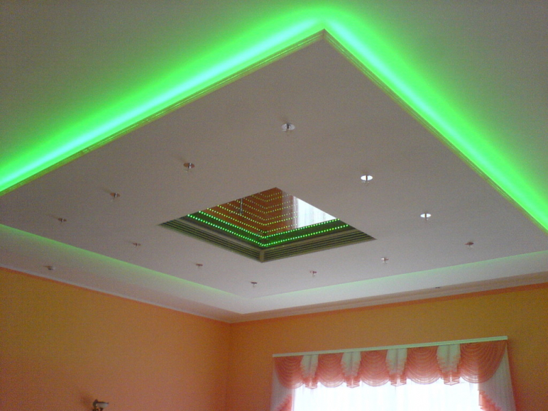 Как сделать подсветку потолка из светодиодных лент?		