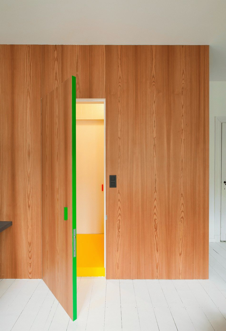 Покрытие на дверях с светлым древесным рисунком