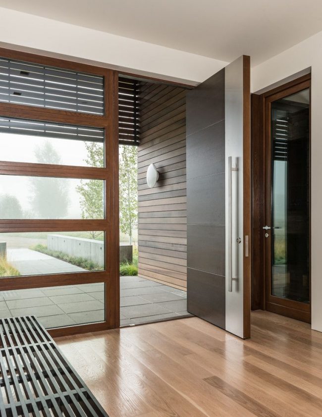 Металлопластиковый профиль входной двери частного дома в современном минималистичном стиле
