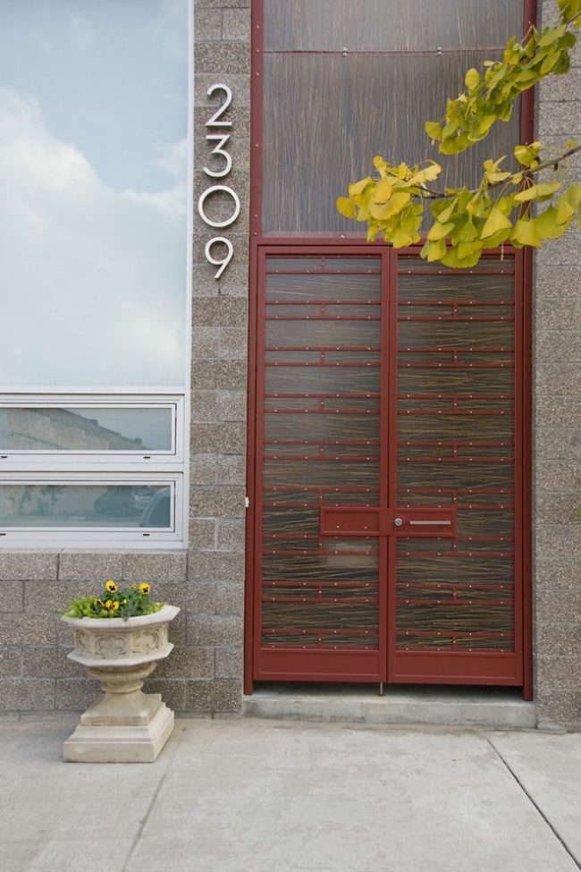 Двойные входные двери частного современного дома, одна из которых, пластиковая, является декоративной конструкцией
