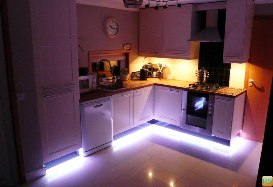 Подсветка кухонного гарнитура по низу - редкое, а потому очень оригинальное решение