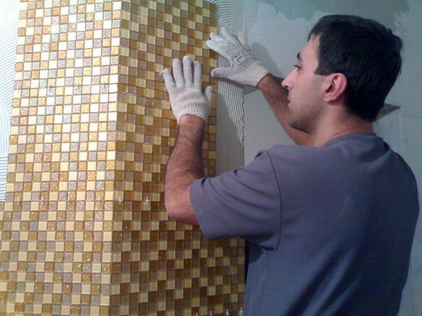 Укладывать мозаичную плитку необходимо от центра помещения или с наиболее освещенного участка