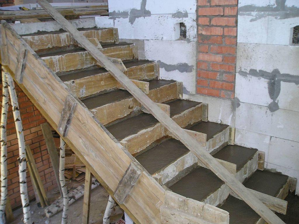 Снимать опалубку можно только через десять дней после заливки бетона