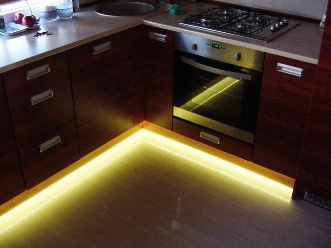 Подсветка мебели в ночное время способна изменить дизайн кухни до неузнаваемости