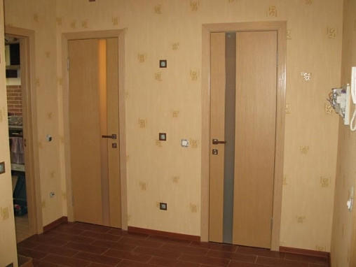 В ванную и туалет ставят даже самые обычные двери — деревянные или филенчатые. Только они мало кому нравятся. Потому предпочитают заменить их на новые более современные