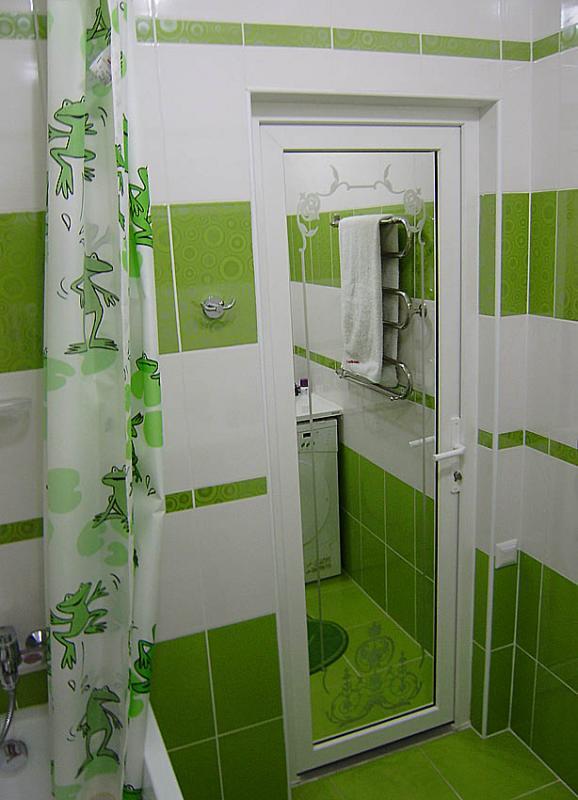 Двери из пластика в ванную и туалет – оптимальное решение. Они имеют массу достоинств, благодаря которым они так популярны