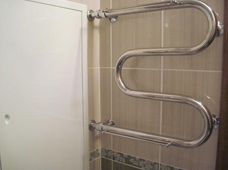 Благодаря полотенцесушителю можно существенно улучшить функционал ванной комнаты 