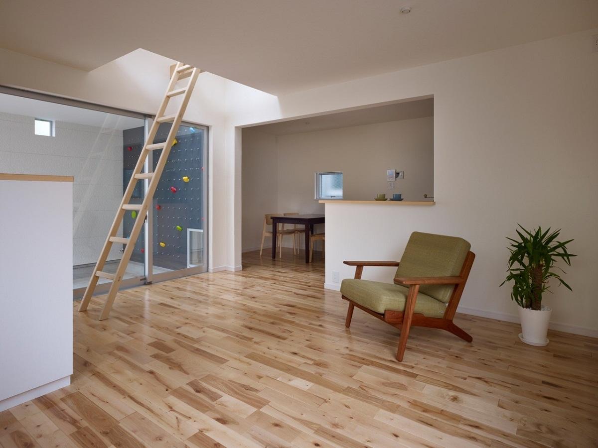 Приставную деревянную лестницу можно использовать как в доме, так и на улице 