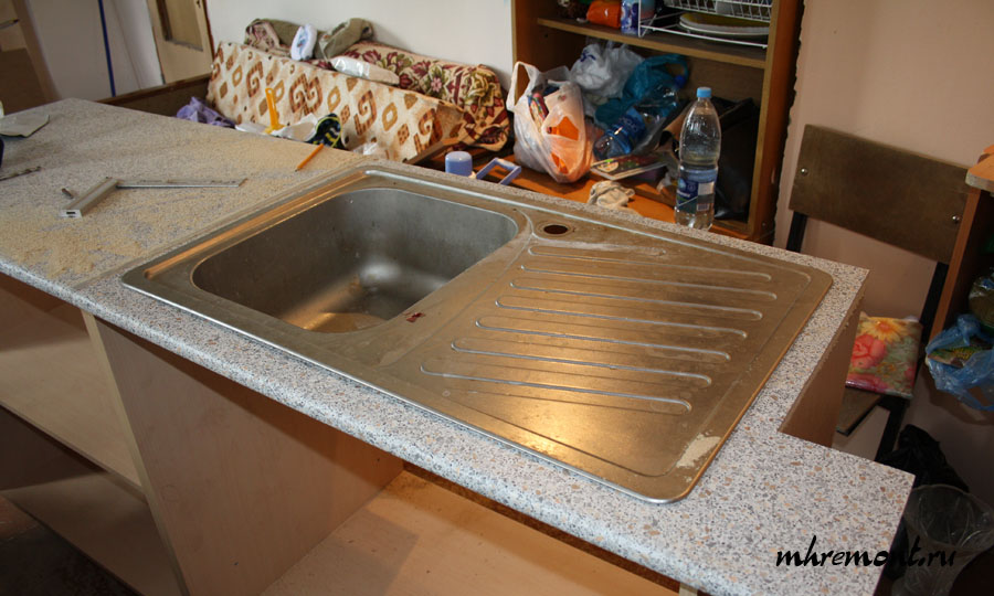 Установка керамической мойки в столешницу на кухне