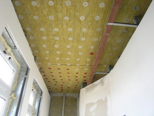 Потолок с шумоизоляционным материалом