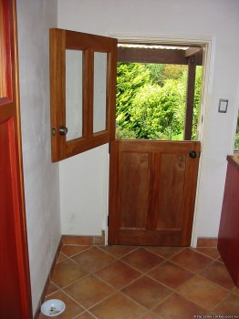 конюшенная деревянная дверь