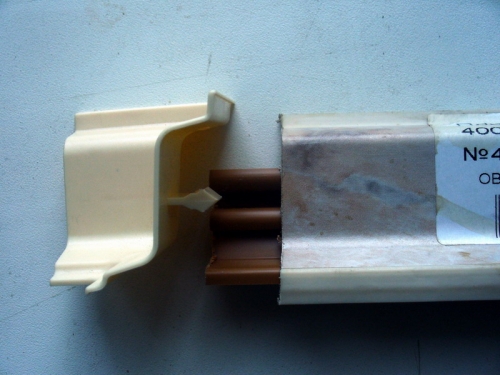 Как крепить кухонный плинтус - установка торцевой заглушки