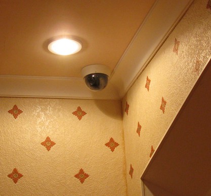 камера в комнате квартиры