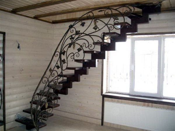 Сделать подъем на мансарду красивым и стильным можно при помощи современной и практичной лестницы 