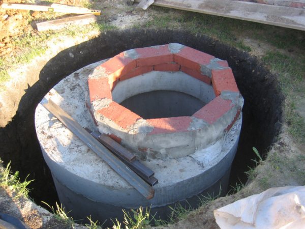 Готовая конструкция из бетонных колец