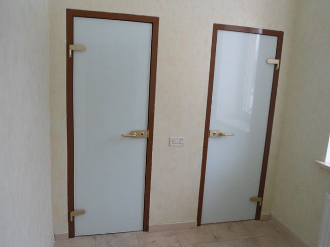 Двери из стекла отлично подходят для использования в ванной и туалете