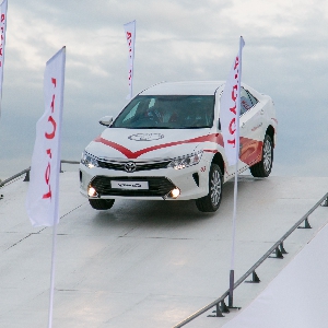 Марка Toyota приглашает всех желающих на тест-драйв «Camry: жажда драйва».