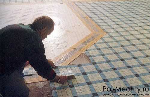 Укладка мозаичной плитки на пол