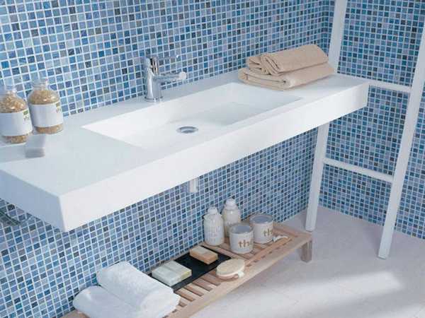 Укладка мозаики плитки в ванной