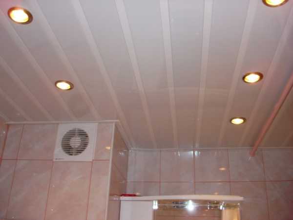 Установка потолка в ванной из пластиковых панелей